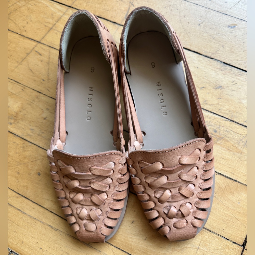 Nisolo Tan Flats with Woven Design size 6 but runs small.